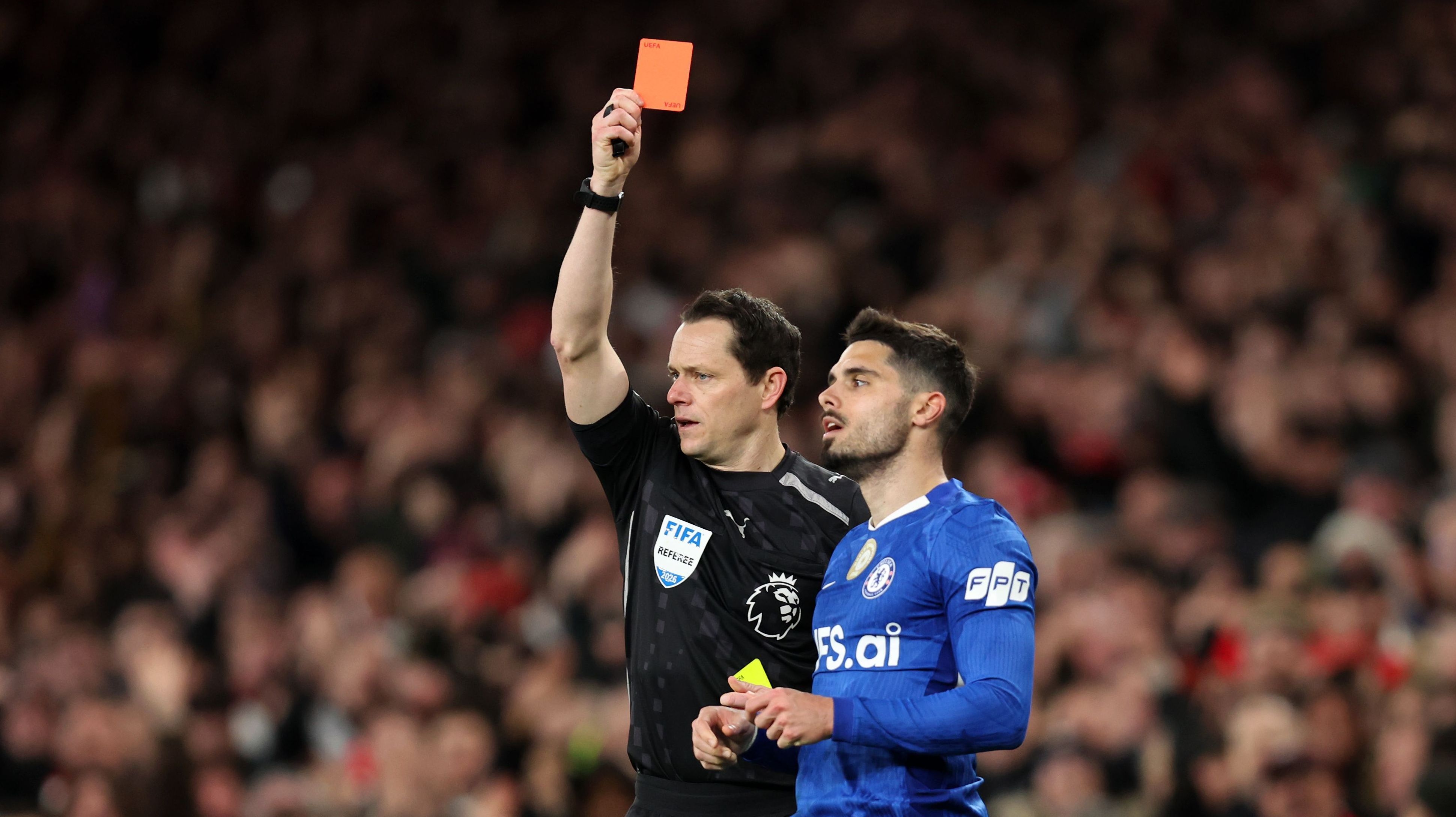 Pedro Neto recebe cartão vermelho contra o Arsenal