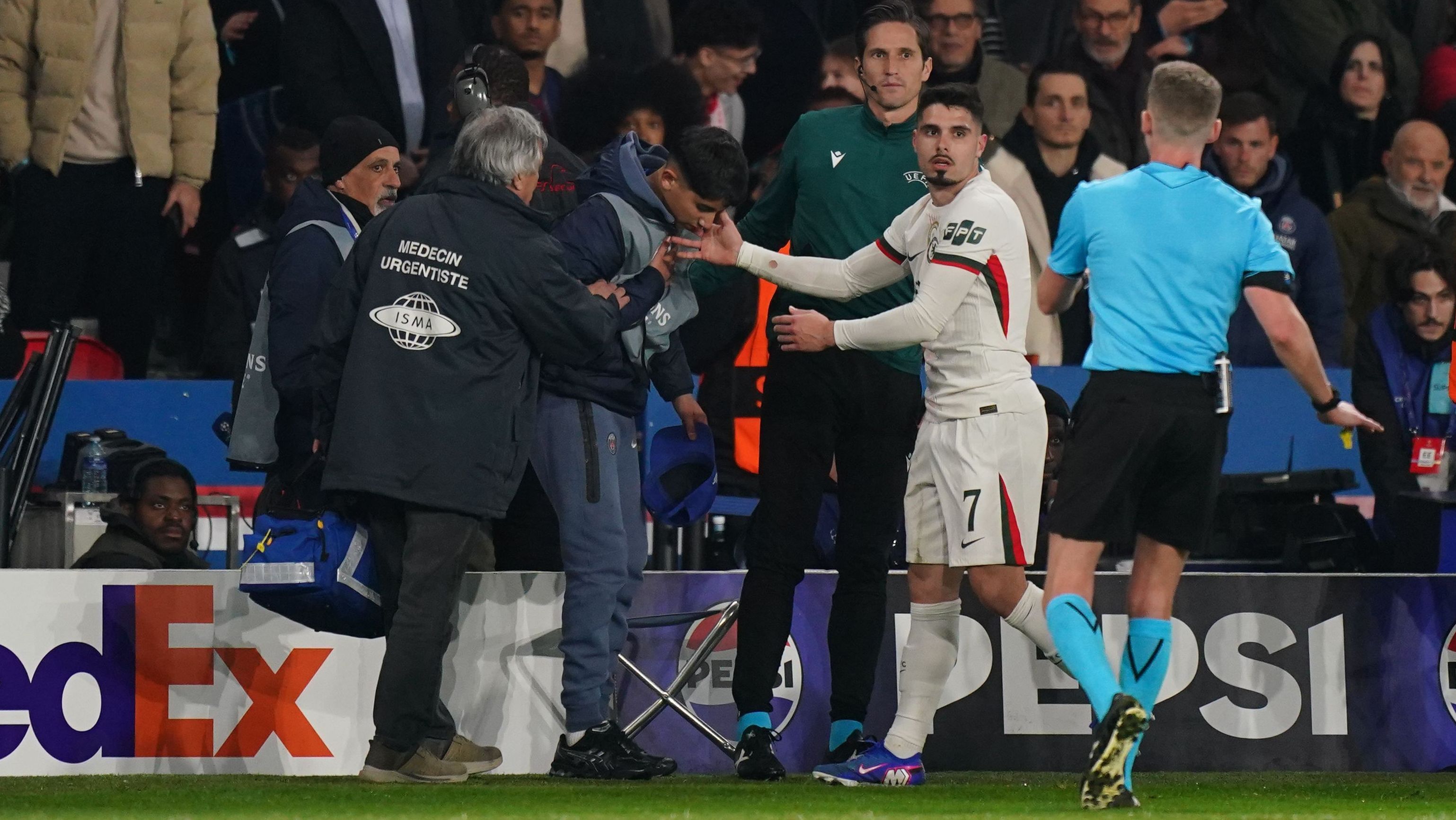 Pedro Neto empurrou um gandula no Parc des Princes na derrota do Chelsea para o PSG