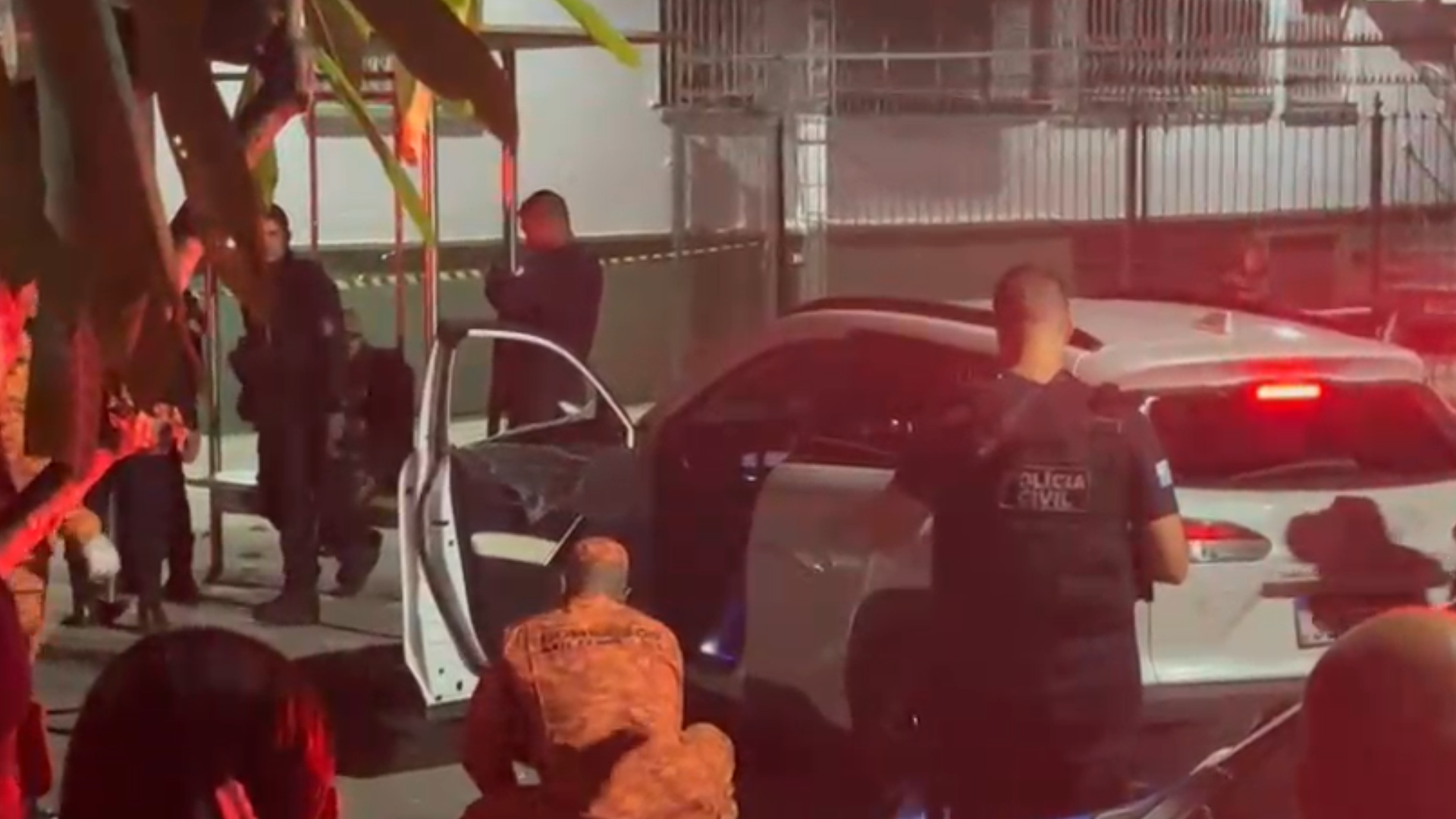 Caso ocorreu durante um patrulhamento de uma equipe da Polícia Militar, quando agentes receberam a informação de que um veículo Corolla Cross seria responsável por roubos na região