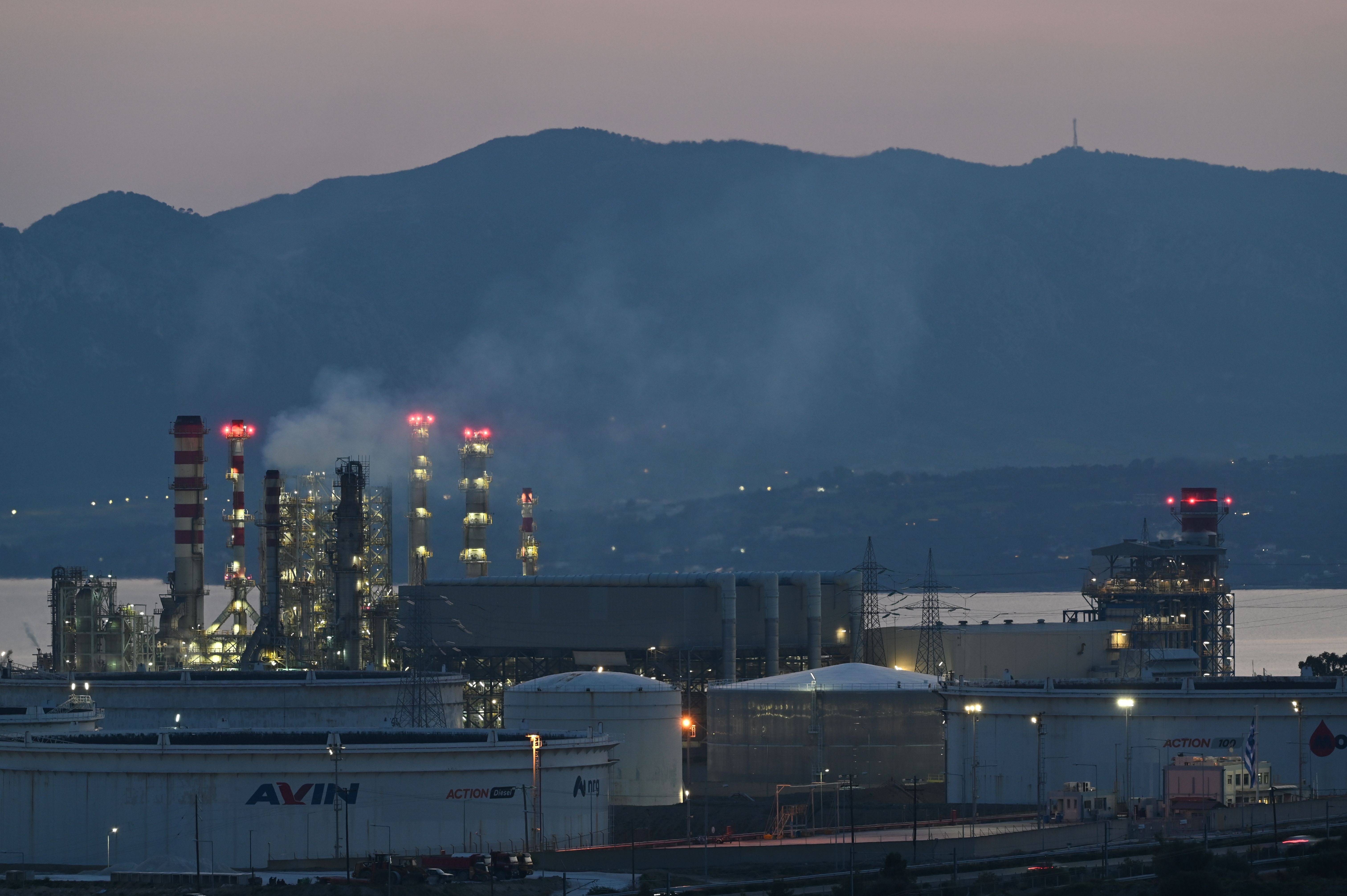 Vista da refinaria da Motor Oil em Agioi Theodoroi, perto de Corinto, na Grécia, em 4 de março de 2026 • Nicolas Koutsokostas/NurPhoto via Getty Images