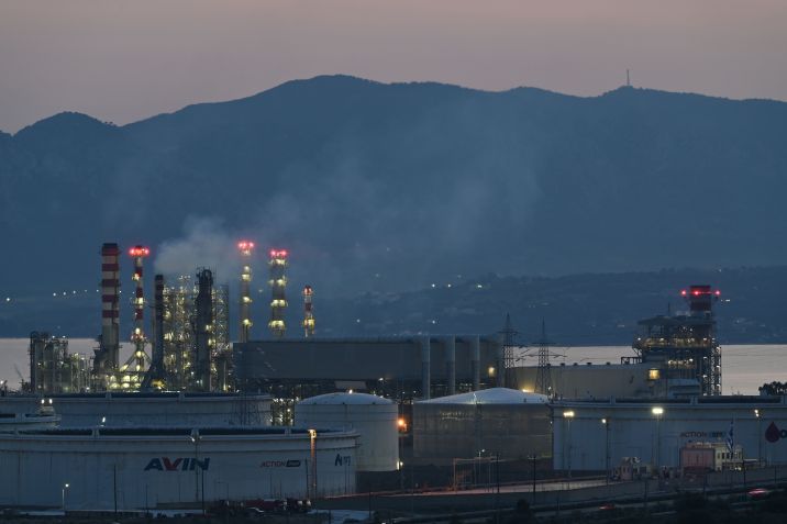 Vista da refinaria da Motor Oil em Agioi Theodoroi, perto de Corinto, na Grécia, em 4 de março de 2026 • Nicolas Koutsokostas/NurPhoto via Getty Images