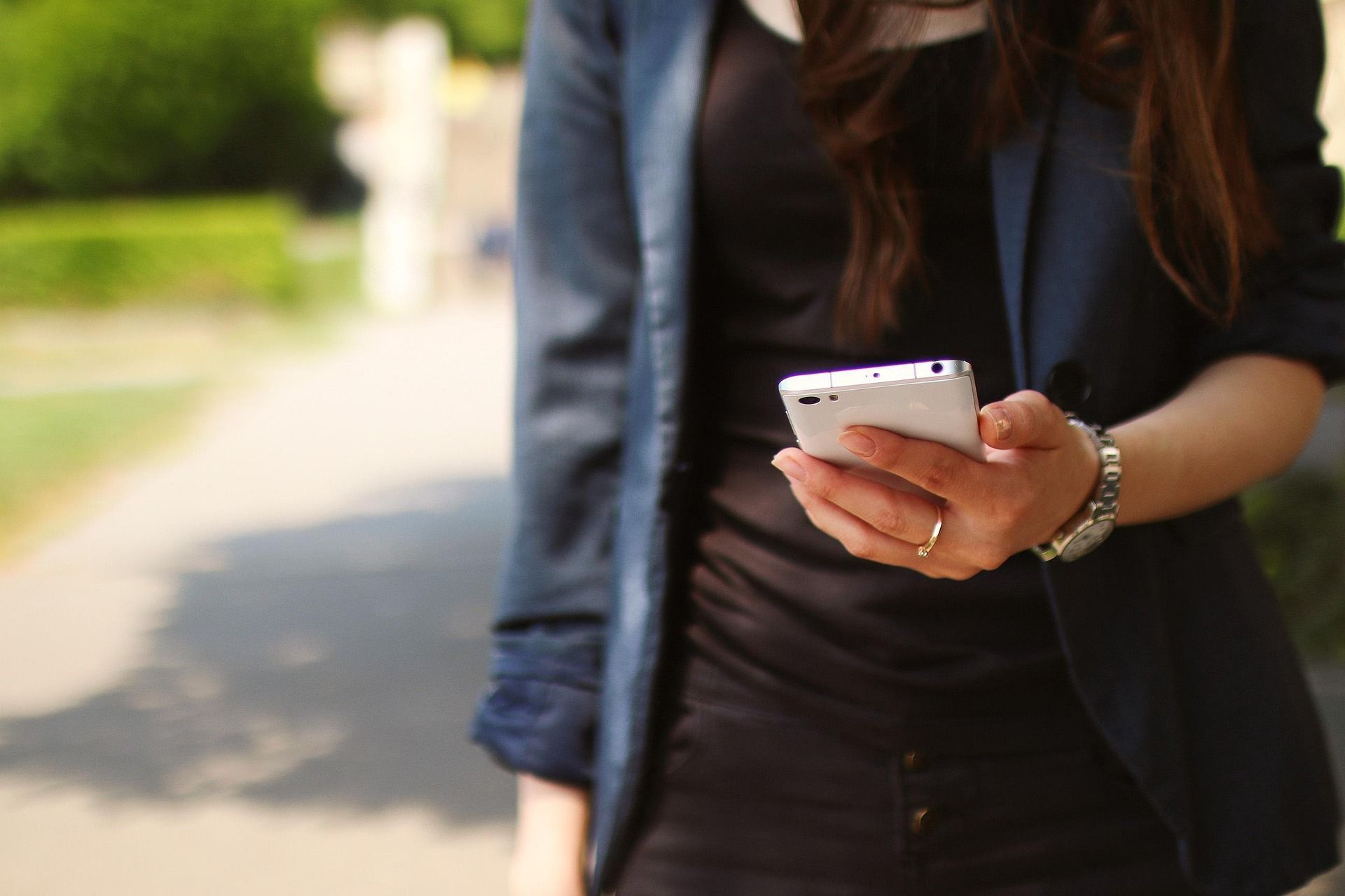 mulher-usando-smartphone-na-rua-segurando-celular-em-ambiente-externo-com-foco-em-tecnologia-movel