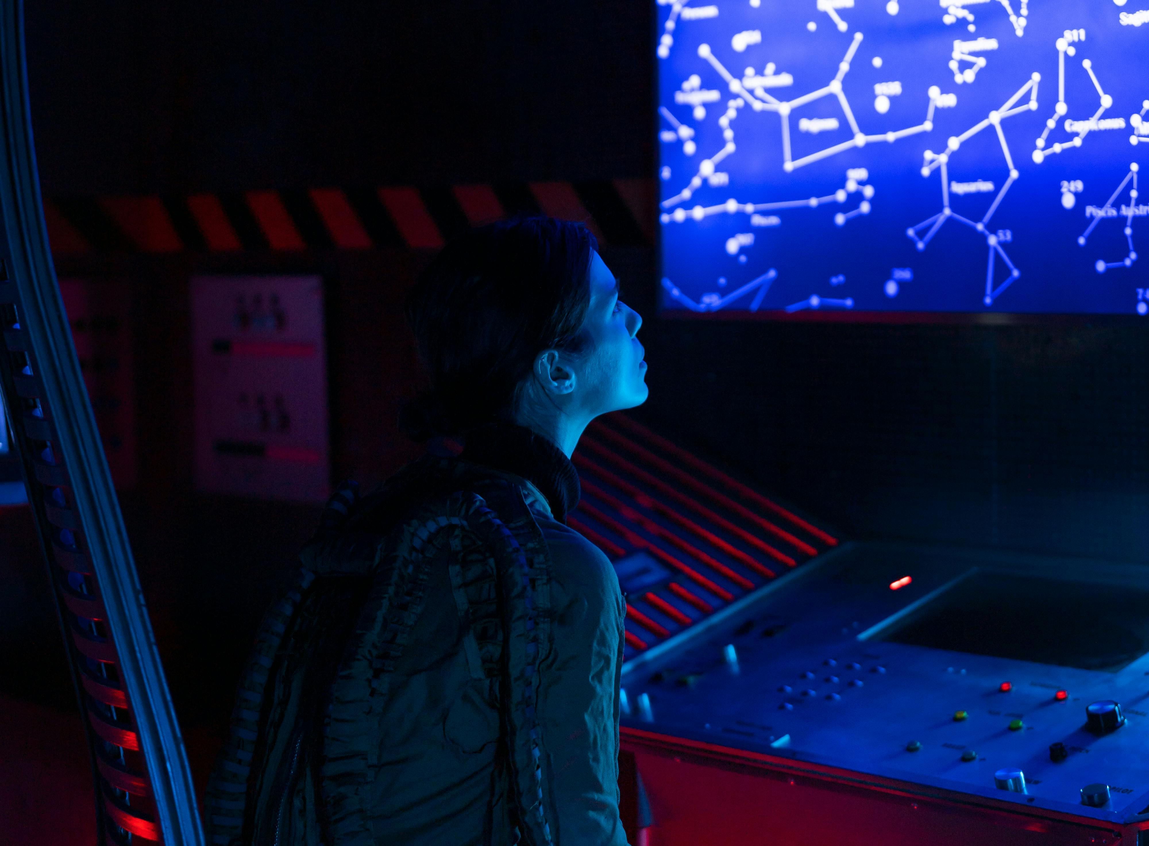 mulher-militar-analisando-mapa-em-tela-digital-centro-de-controle-tecnologia