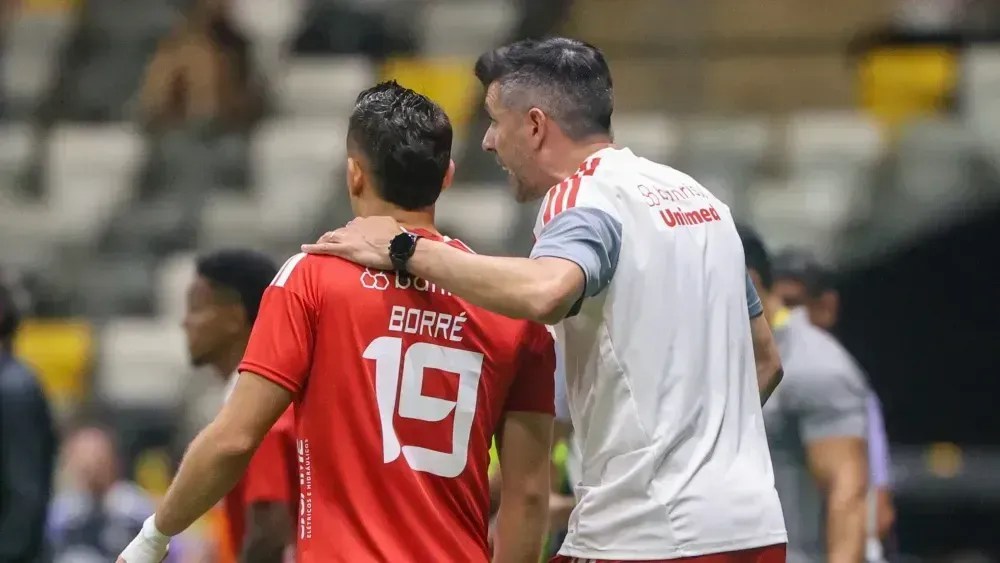 Pezzolano, técnico do Internacional, dando instruções para o atacante Borré.
