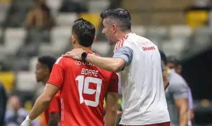 Pezzolano, técnico do Internacional, dando instruções para o atacante Borré.