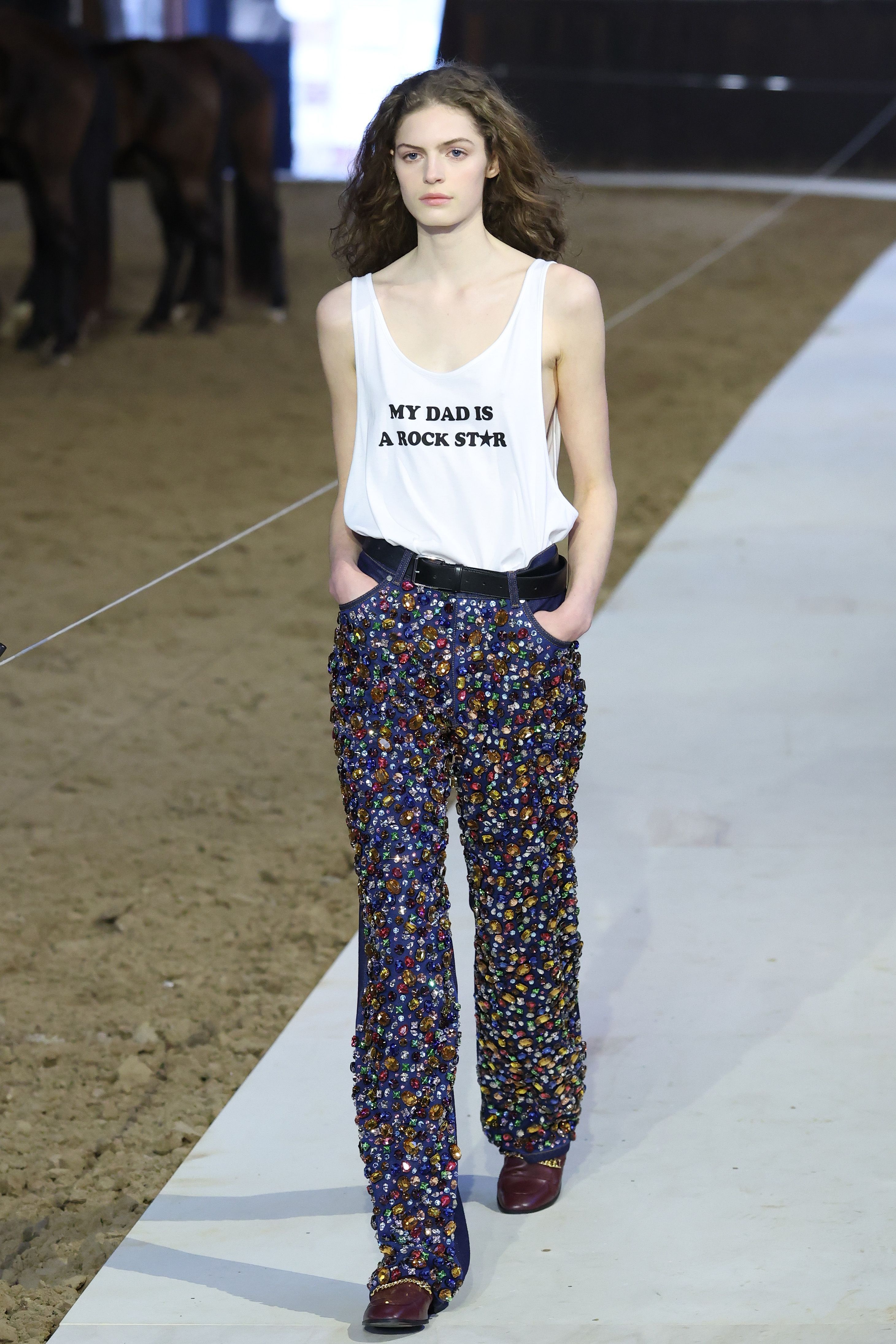 Stella McCartney apresenta look recriado na Semana de Moda de Paris • Aurore Marechal/Getty Images)
