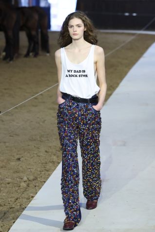 Stella McCartney apresenta look recriado na Semana de Moda de Paris • Aurore Marechal/Getty Images)