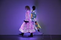 Na Semana de Moda de Paris, grife desfila roupas com 10 mil LEDs