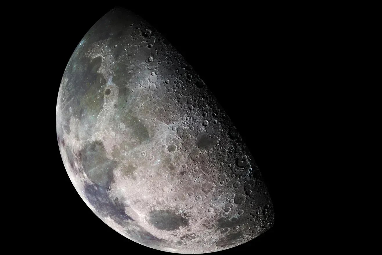 Um mosaico colorido da região do polo norte da Lua mostra regiões vulcânicas escuras e crateras • Nasa/JPL/USGS