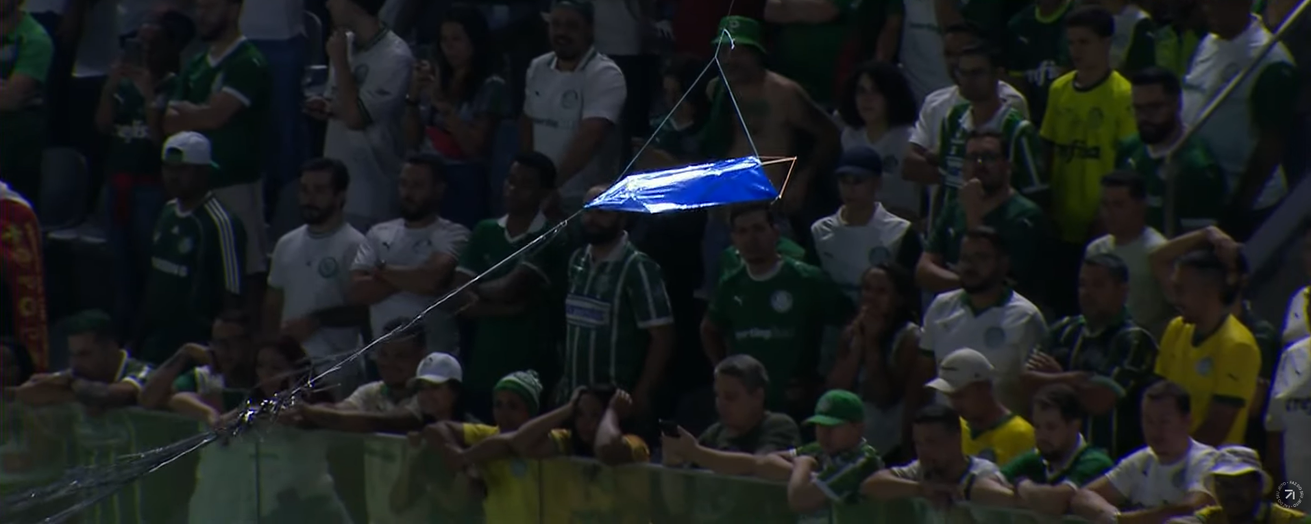 Pipa sobrevoa a Arena Crefisa Barueri na final do Paulistão entre Palmeiras e Novorizontino