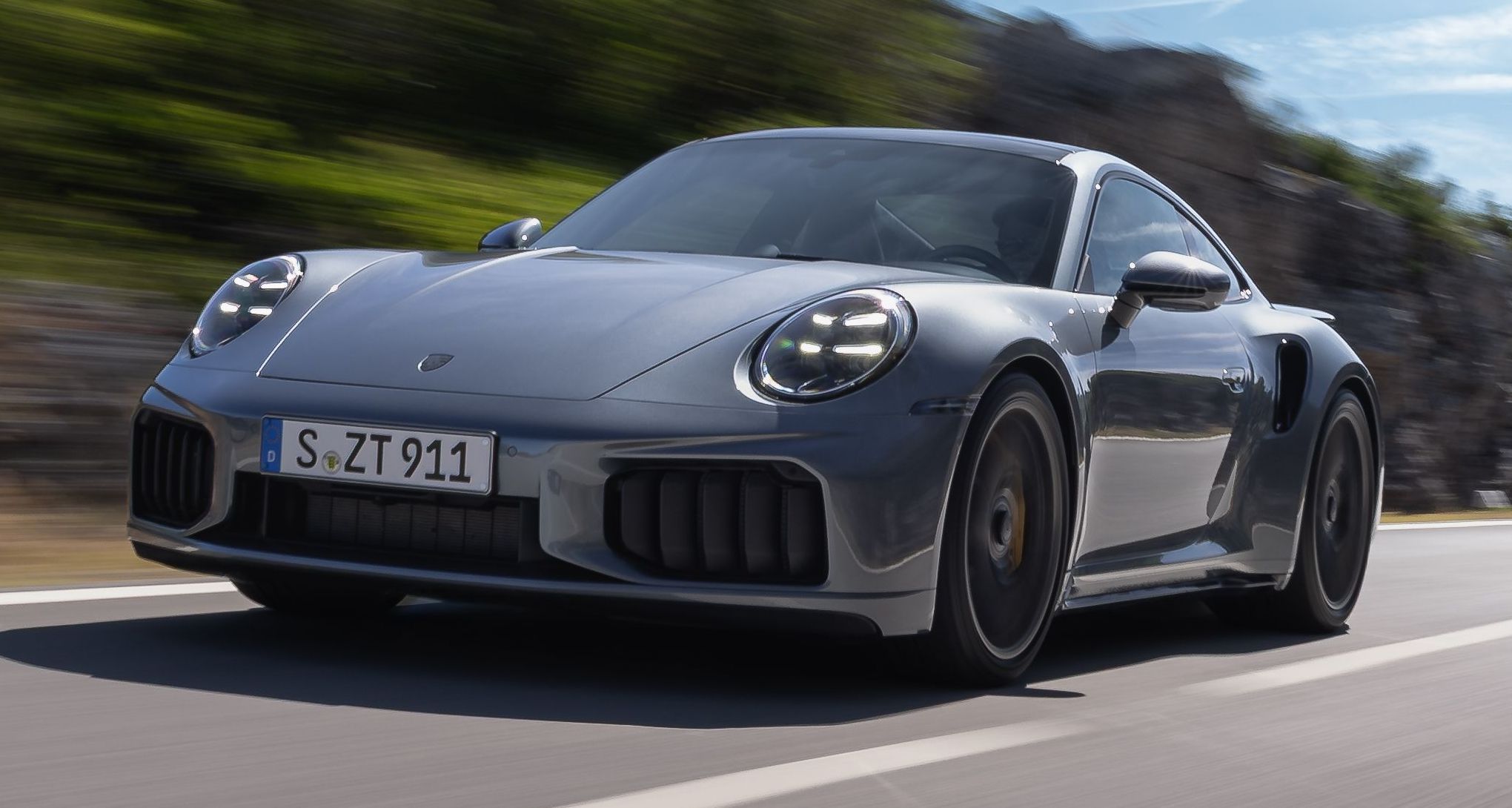 Porsche 911 Turbo S: modelo híbrido tem 711 cv e faz 0 a 100 em 2,5s