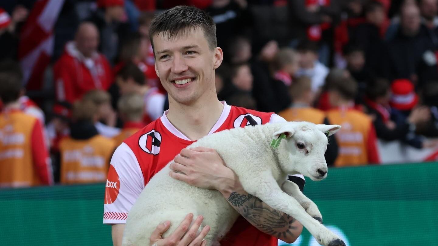Jogador do Bryne, da Noruega, segura ovelha