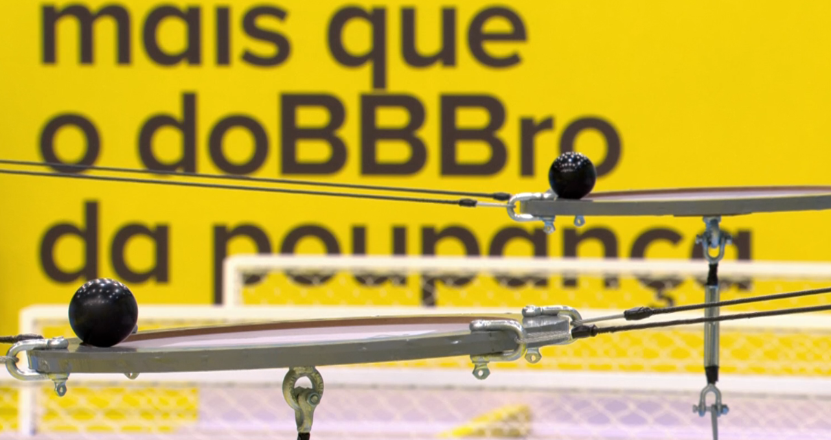 Brothers precisavam equilibrar bolas em plataforma na prova do Líder do BBB 26 • Reprodução/Globoplay