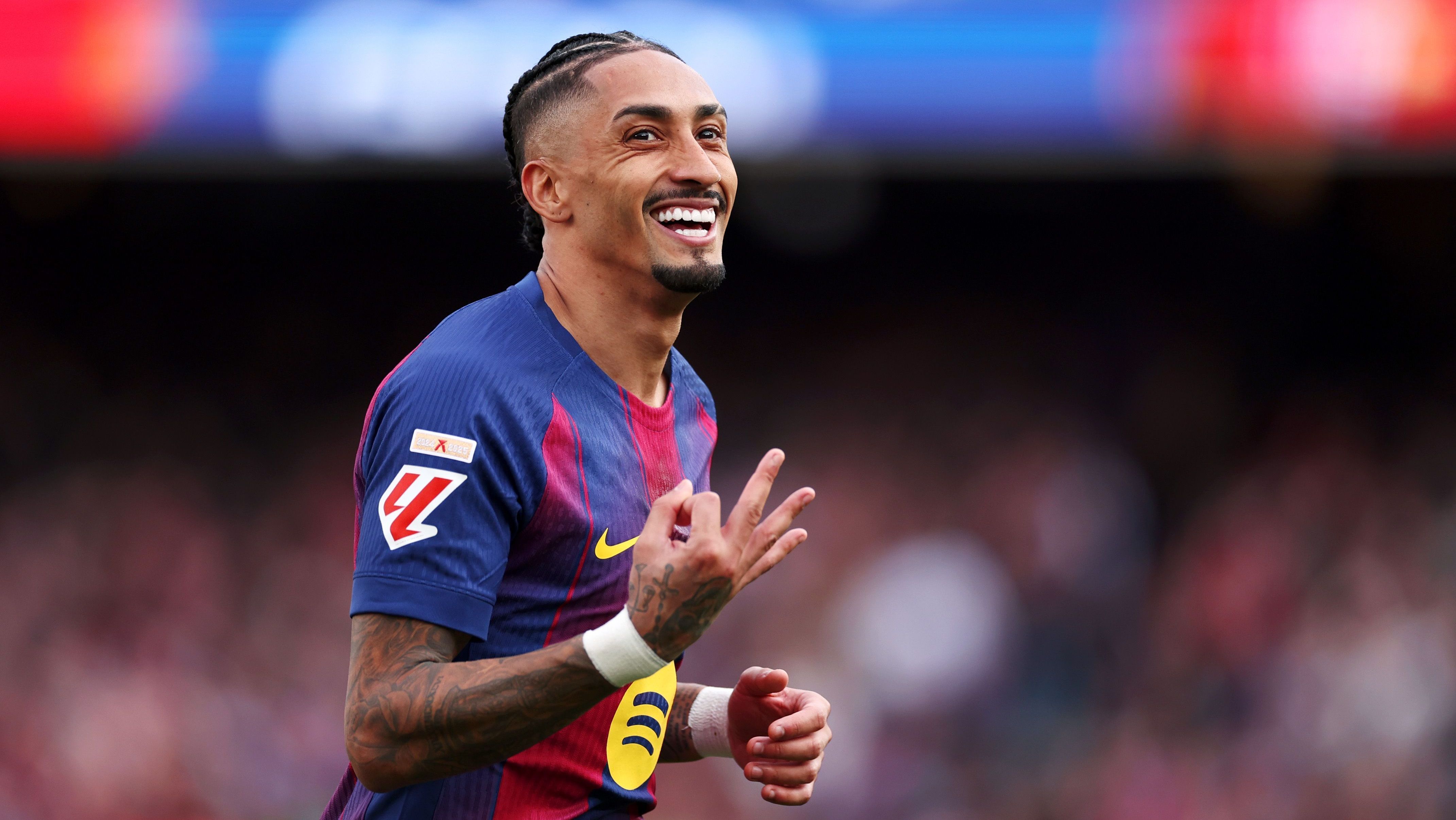 Raphinha comemora o hat-trick contra o Sevilla, por LaLiga