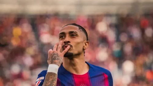 Raphinha fez três gols e comandou a goleada do Barcelona.