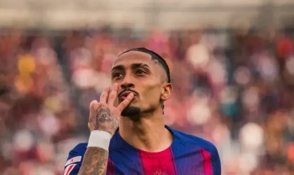 Raphinha fez três gols e comandou a goleada do Barcelona.