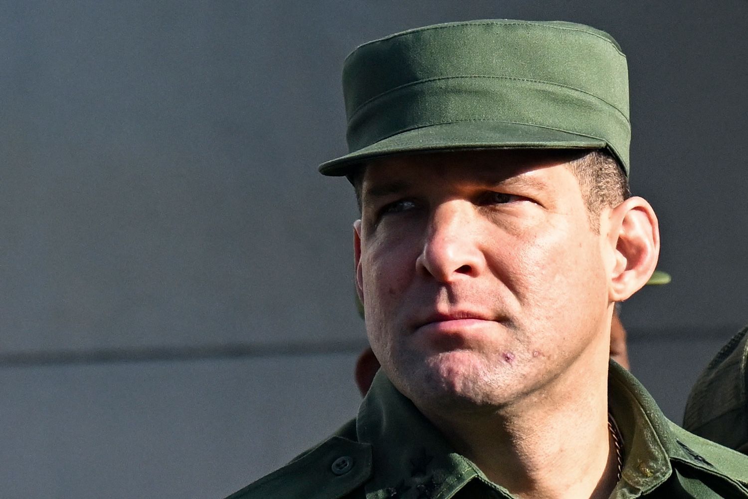 O coronel cubano Raúl Guillermo Rodríguez Castro, neto de Raúl Castro, comparece ao funeral dos 32 soldados cubanos mortos durante a incursão dos EUA na Venezuela, no cemitério de Colón, em Havana, em 16 de janeiro • Yamil Lage/AFP/Getty Images via CNN Newsource