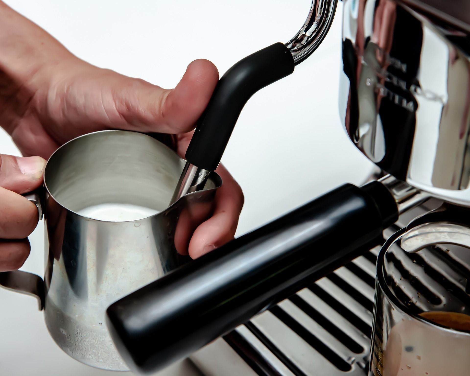 O leite vaporizado é um dos recursos disponíveis em algumas máquinas de café atuais. • Créditos: Créditos: RaymondOng/Pixabay