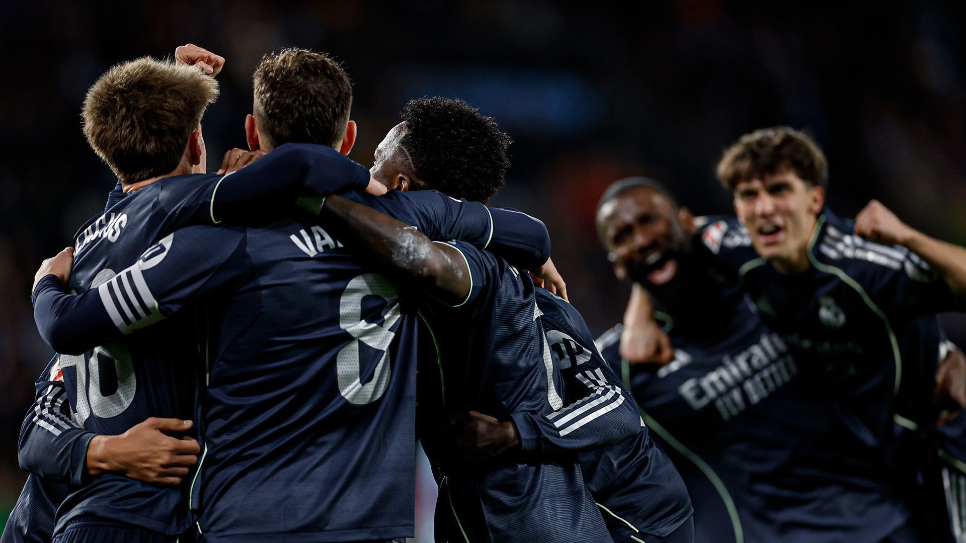 Jogadores do Real Madrid comemoram com Valverde o gol da vitória contra o Celta de Vigo
