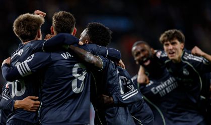 Jogadores do Real Madrid comemoram com Valverde o gol da vitória contra o Celta de Vigo