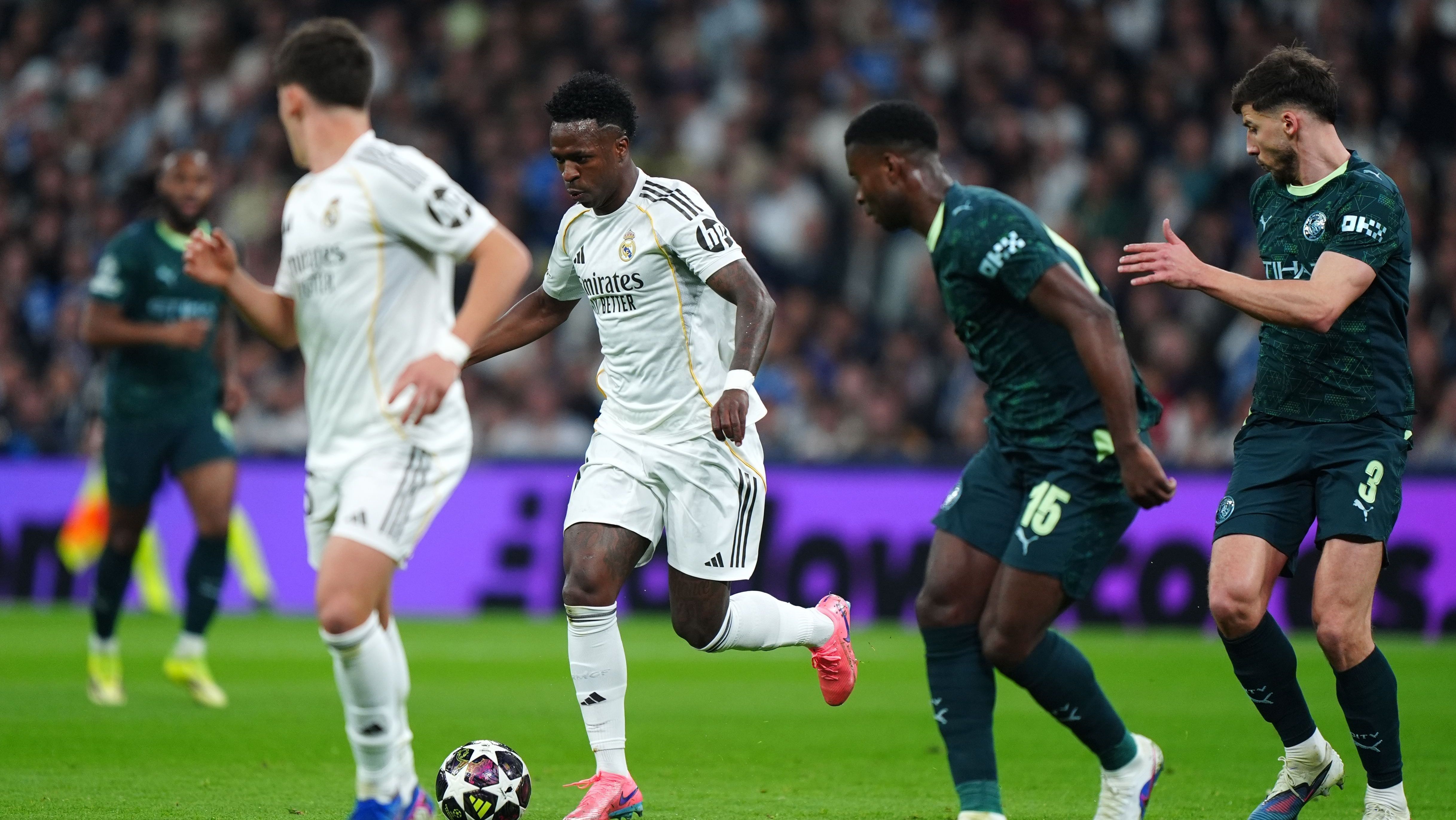Vini Jr. disputa bola com atletas do Manchester City