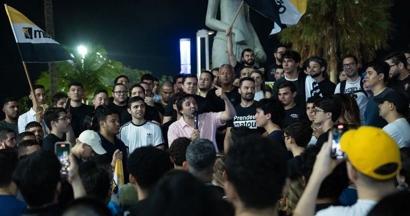 Pré-candidato à Presidência, Renan Santos, ao centro, ao lado de partidários e apoiadores