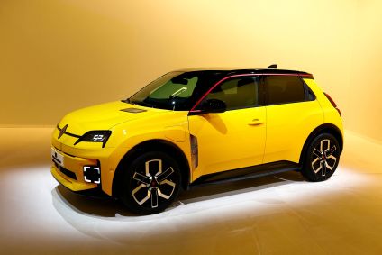 Renault 5 E-Tech sendo apresentado durante um evento prévio ao show de Genebra em Aubervilliers, perto de Paris, na França, em 12 de fevereiro de 2024