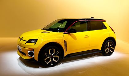 Renault 5 E-Tech sendo apresentado durante um evento prévio ao show de Genebra em Aubervilliers, perto de Paris, na França, em 12 de fevereiro de 2024