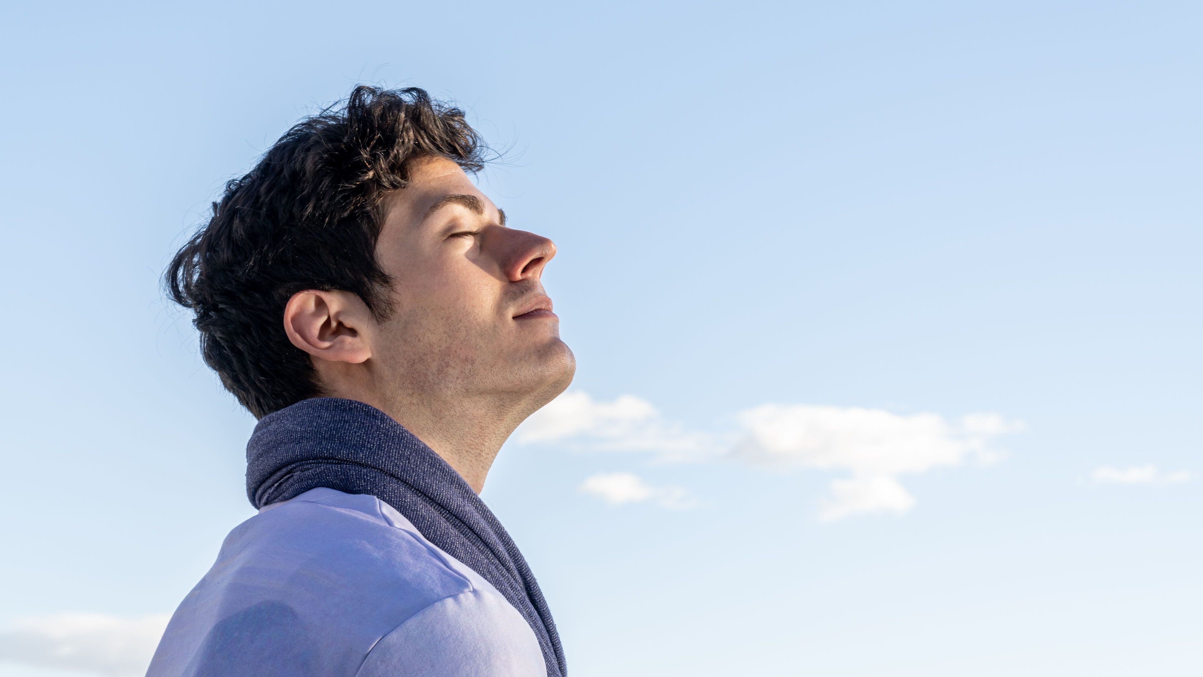 homem respirando ao ar livre em um dia de sol