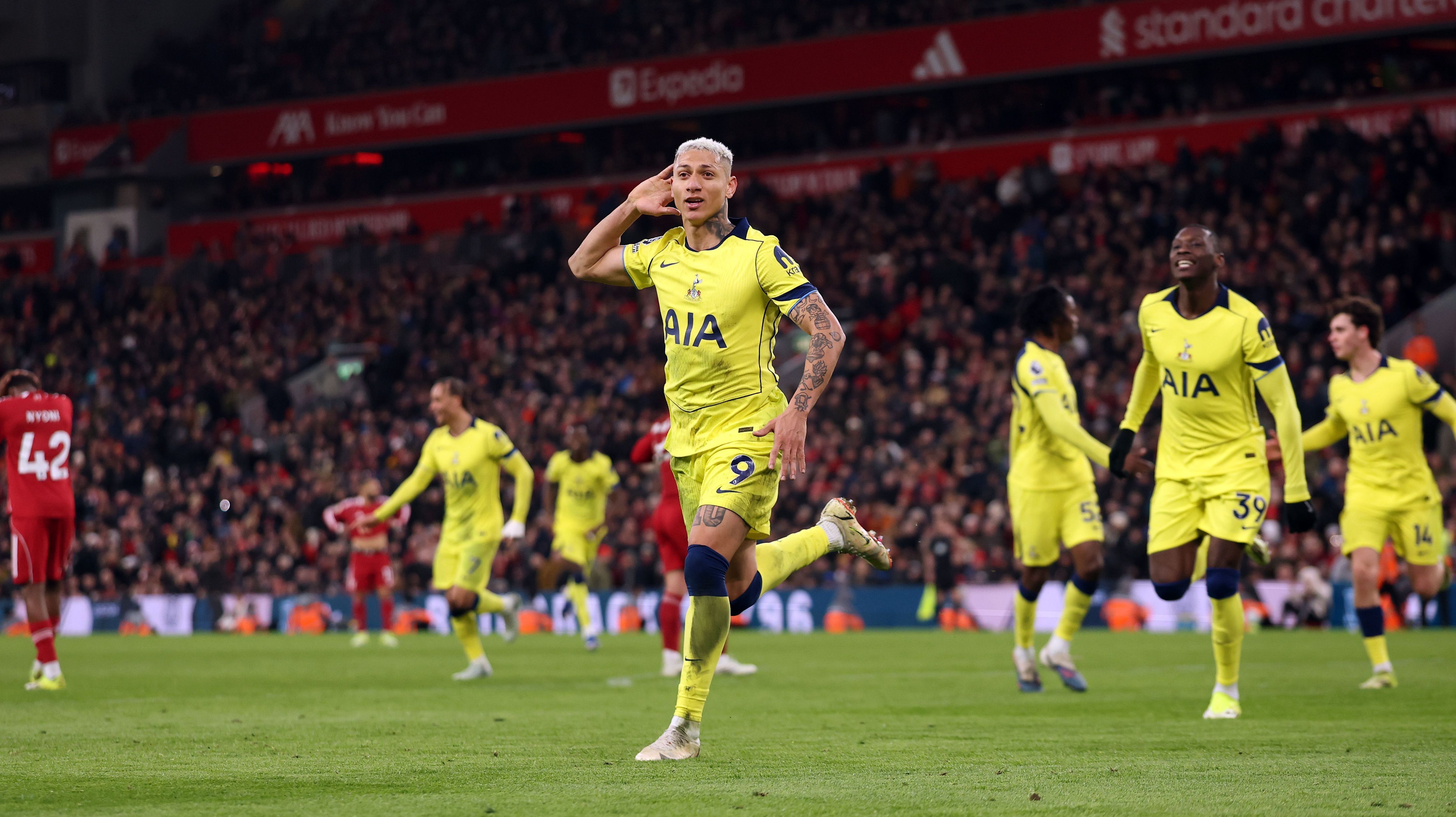 Richarlison comemora gol do Tottenham