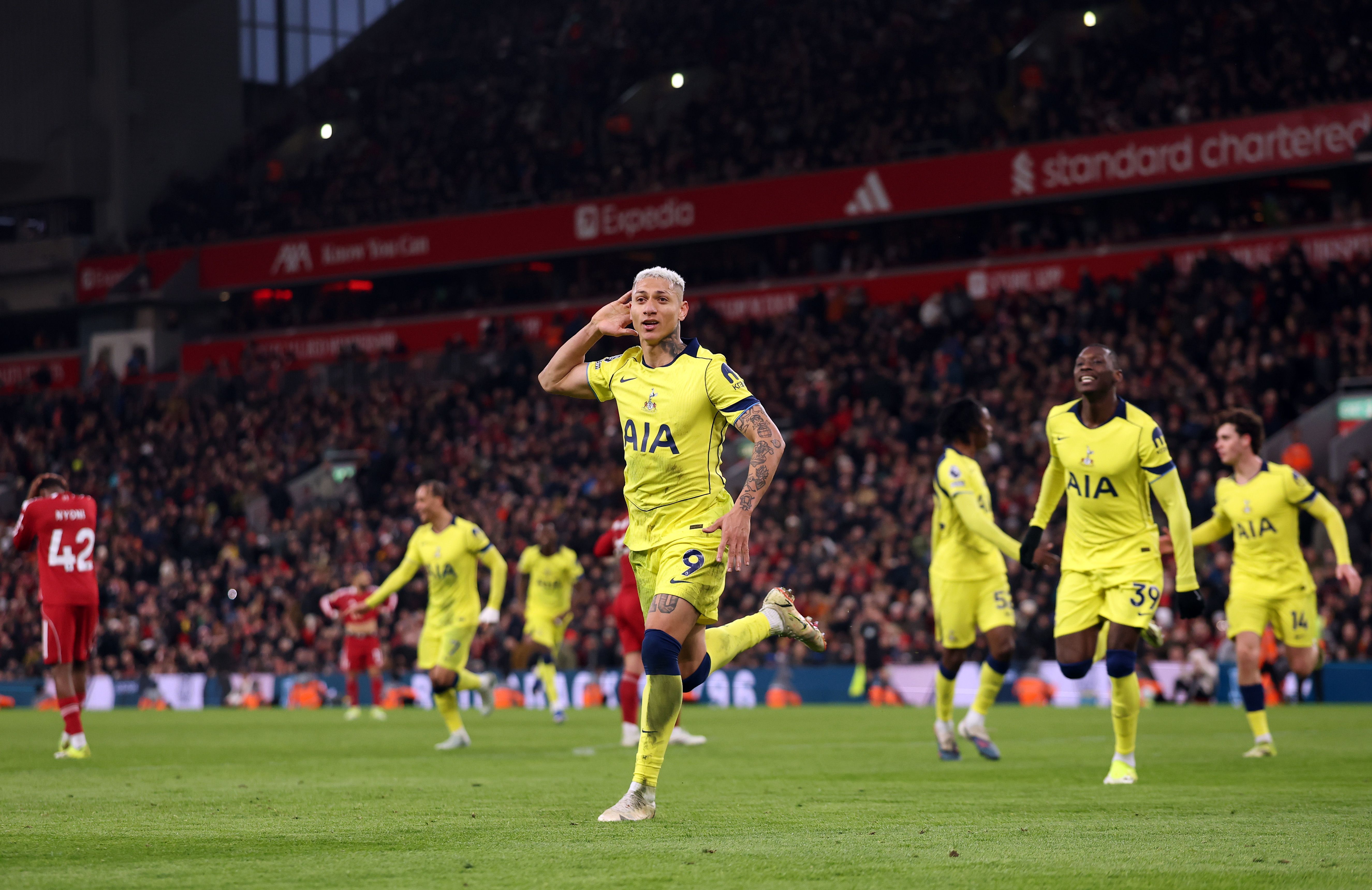 Richarlison comemora gol do Tottenham