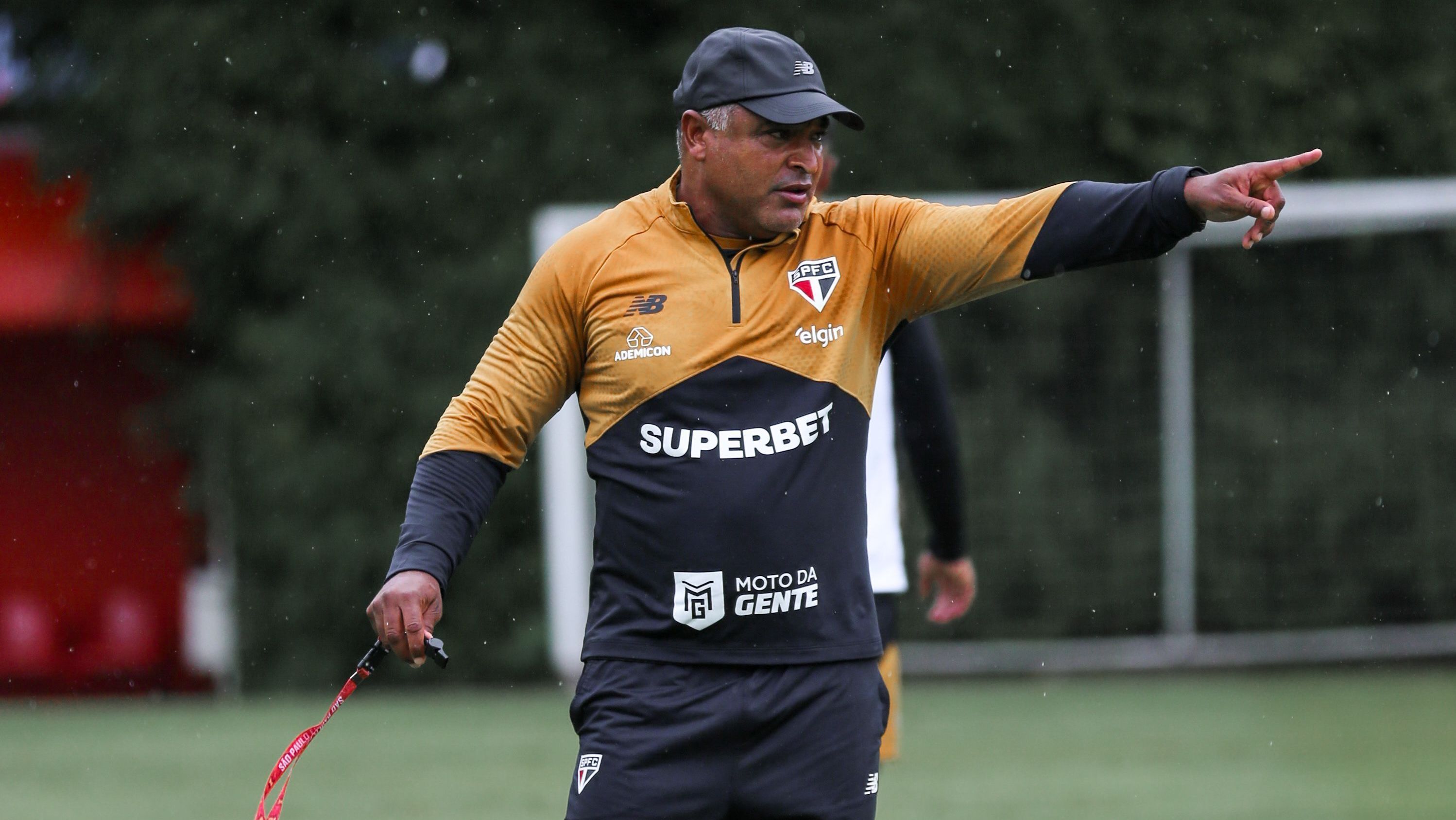 Técnico Roger Machado em treino do São Paulo