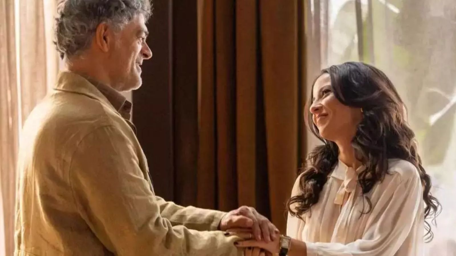 Rogério e Zenilda se aproximam em "Três Graças"