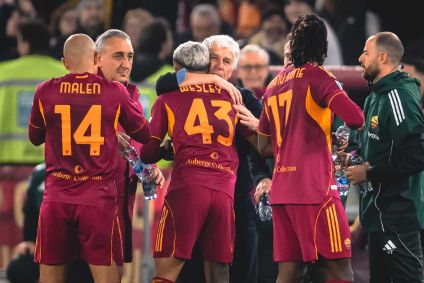 Wesley e Gasperini comemoram primeiro gol da Roma