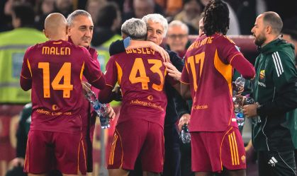 Wesley e Gasperini comemoram primeiro gol da Roma