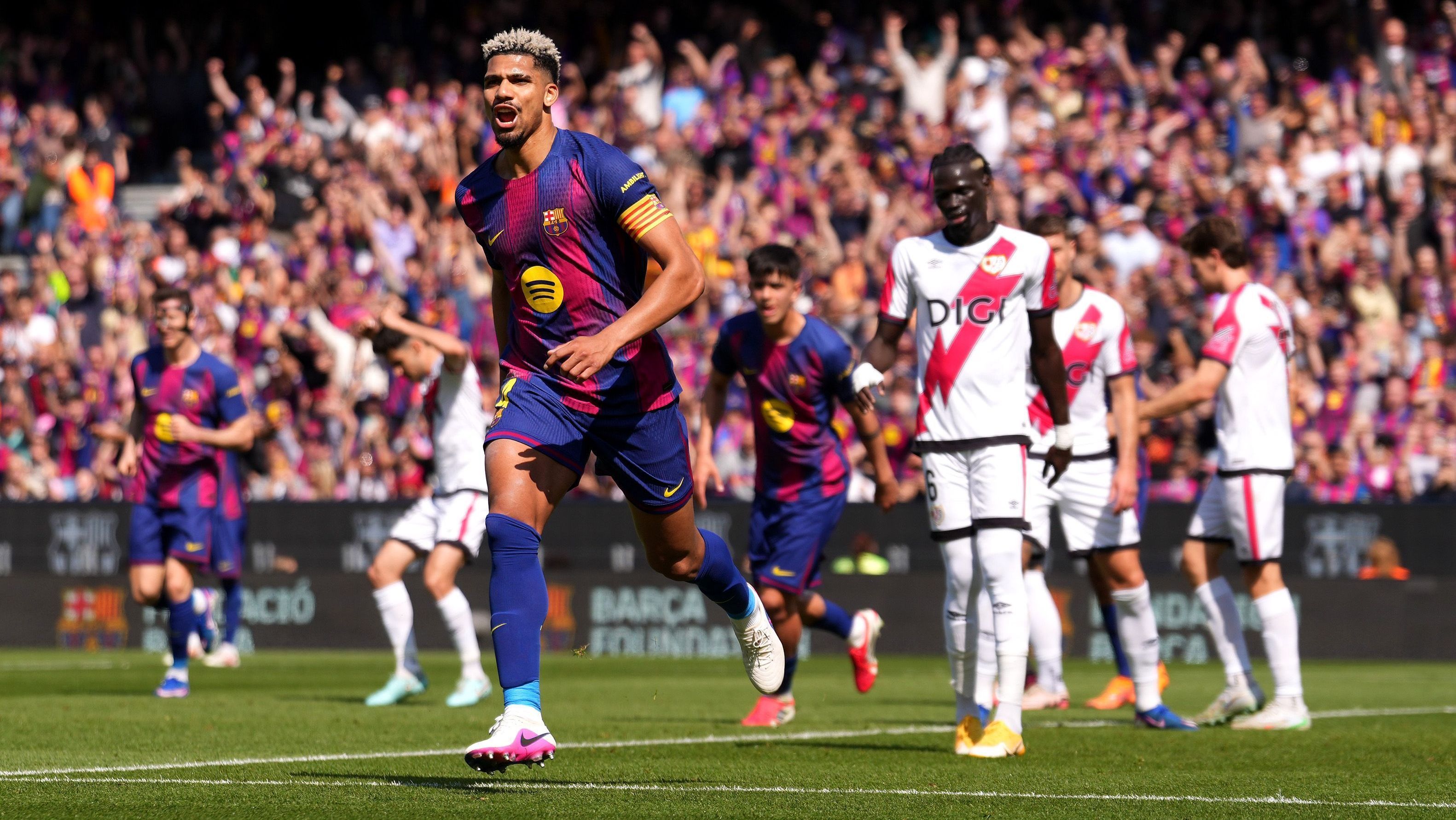 Ronald Araújo comemora gol contra o Rayo Vallecano no Spotify Camp Nou