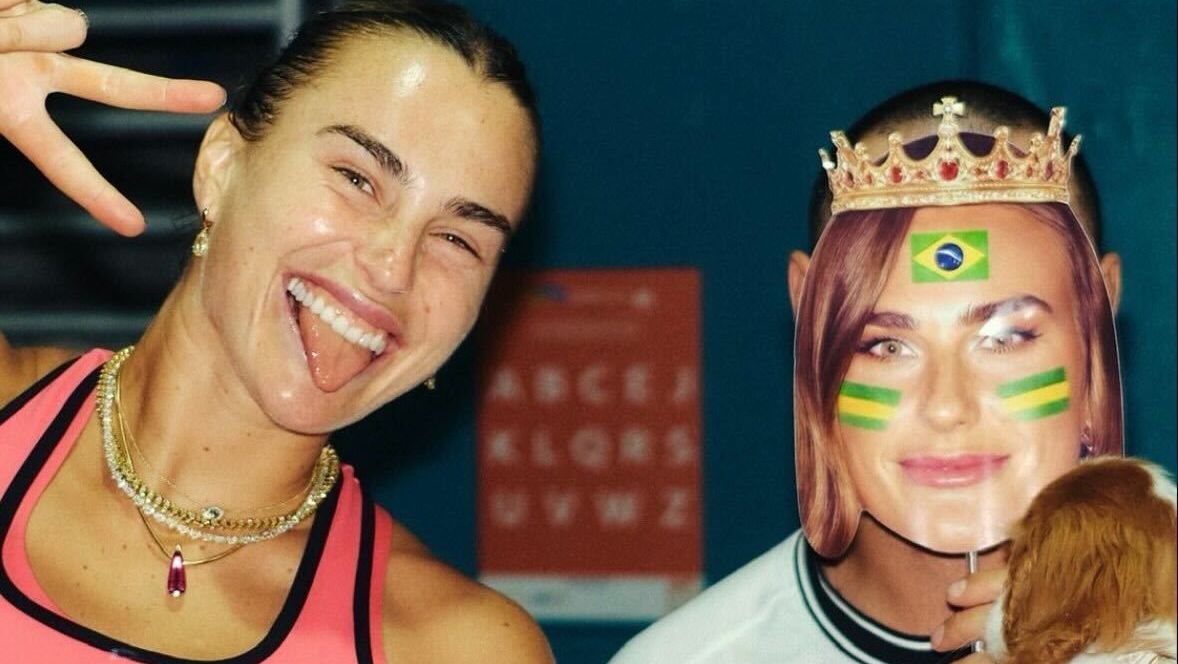 Aryna Sabalenka posa ao lado de uma máscara com sua versão brasileira que ganhou no Miami Open