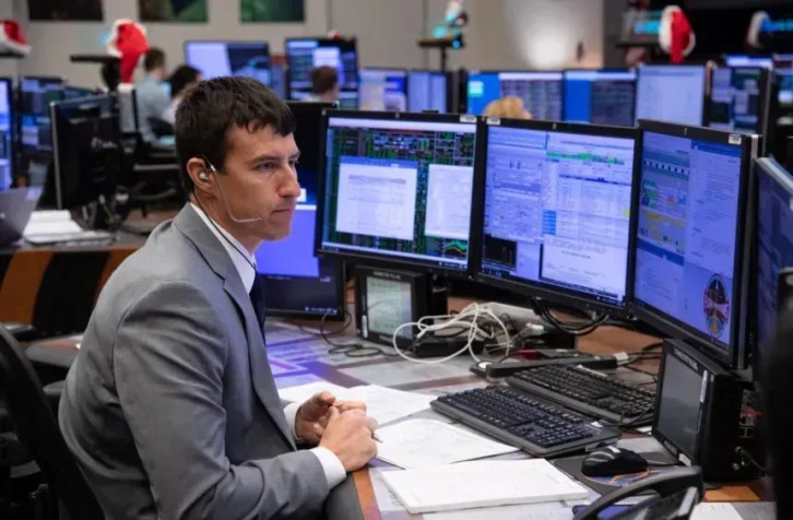 O diretor de voo Rick Henfling monitora os sistemas no Centro de Controle de Voo do Centro Espacial Johnson da NASA, em Houston • Nasa