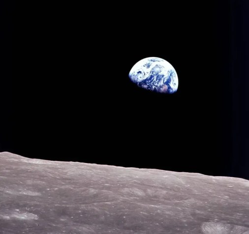 Tirada por Bill Anders a bordo da Apollo 8, esta imagem icônica mostra a Terra espreitando por trás da superfície lunar enquanto a primeira espaçonave tripulada circundava a Lua • Bill Anders/Nasa