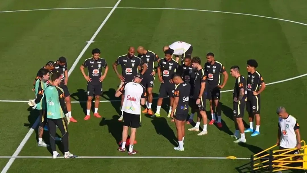 Seleção Brasileira treina com elenco reduzido