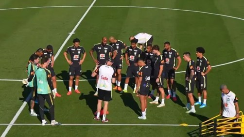 Seleção Brasileira treina com elenco reduzido