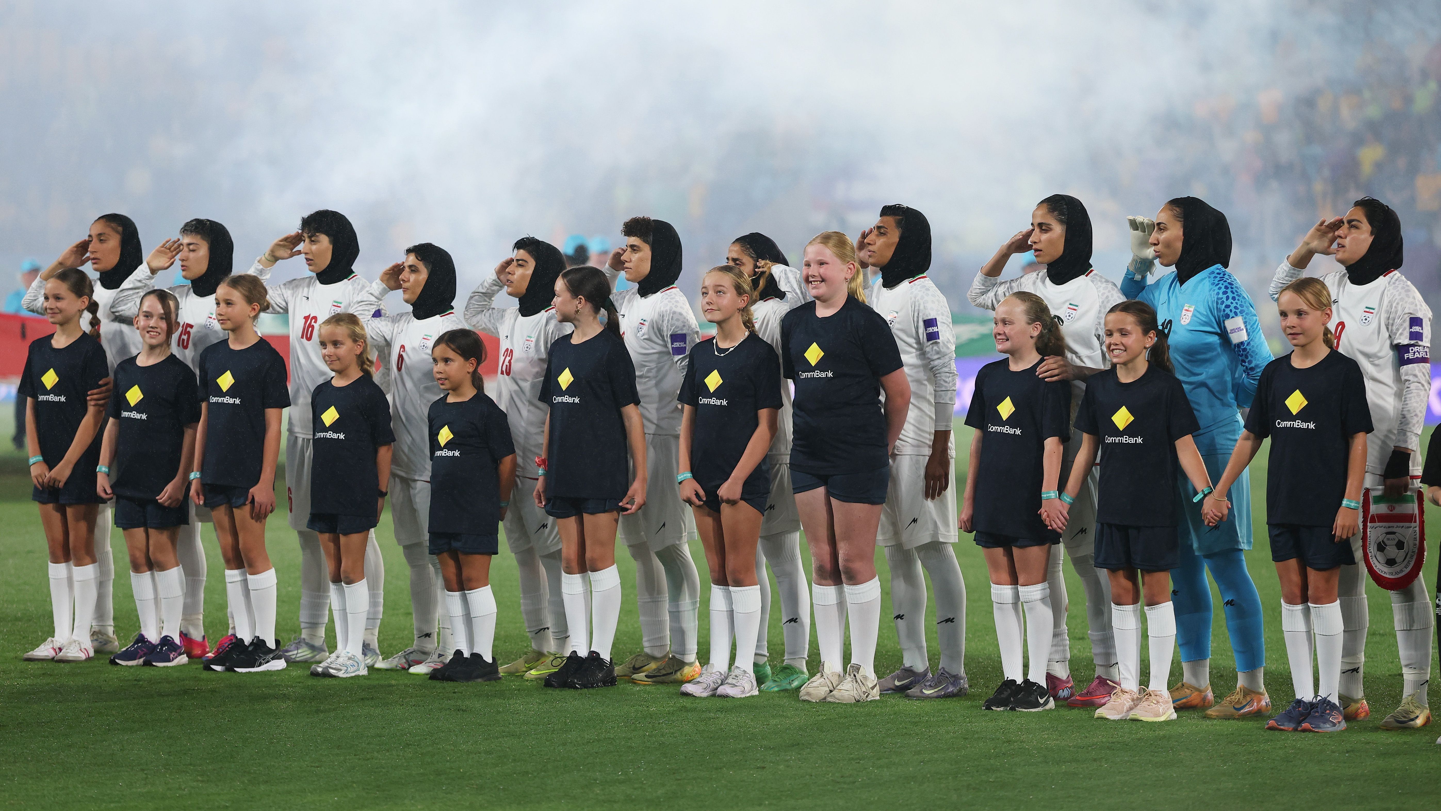Jogadoras da seleção feminina de futebol do Irã fazem reverência ao hino nacional antes da partida contra a Austrália pela Copa da Ásia