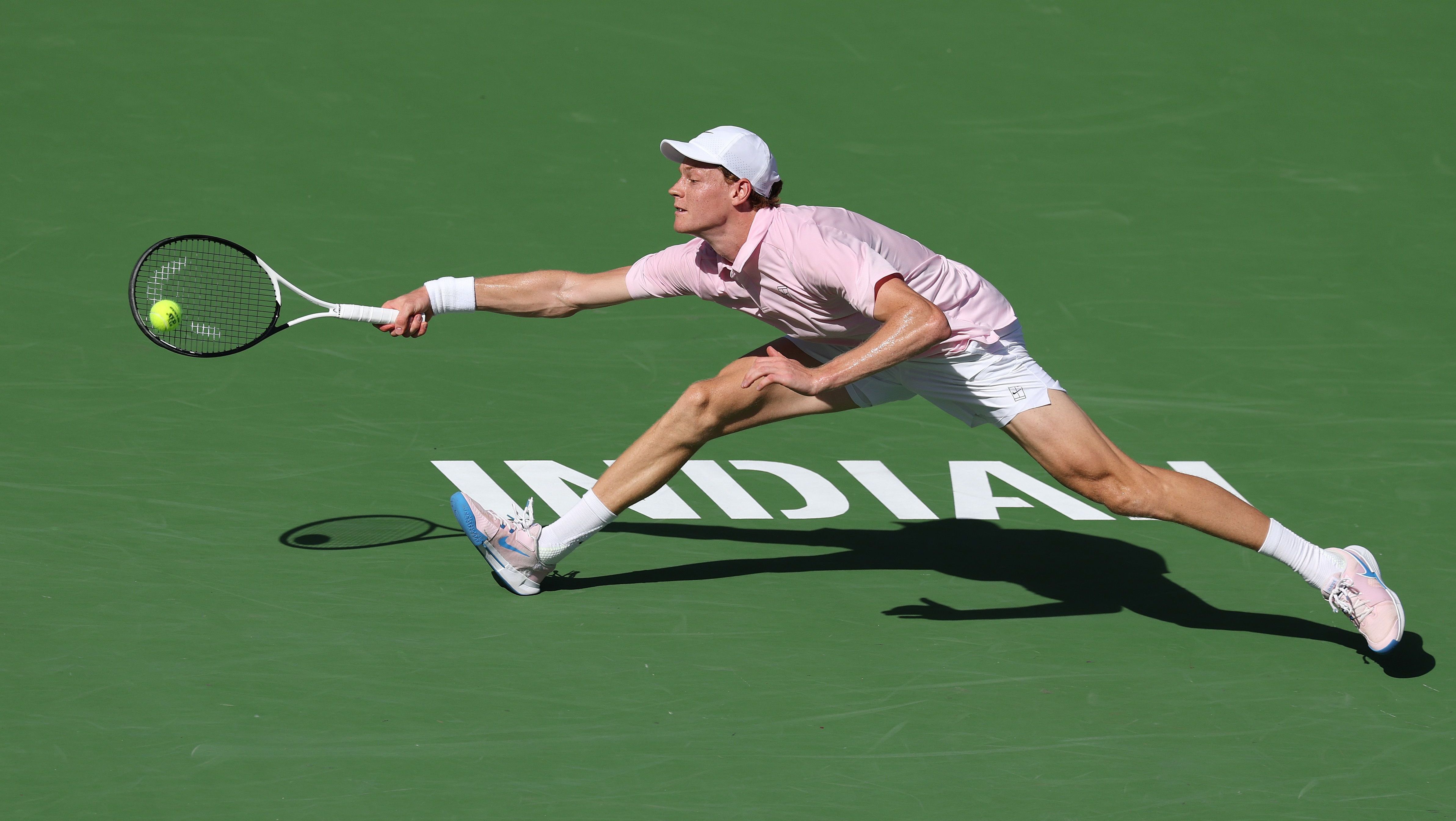 Jannik Sinner se estica para defender na final de Indian Wells contra Daniil Medvedev