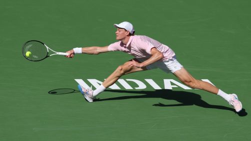 Jannik Sinner se estica para defender na final de Indian Wells contra Daniil Medvedev