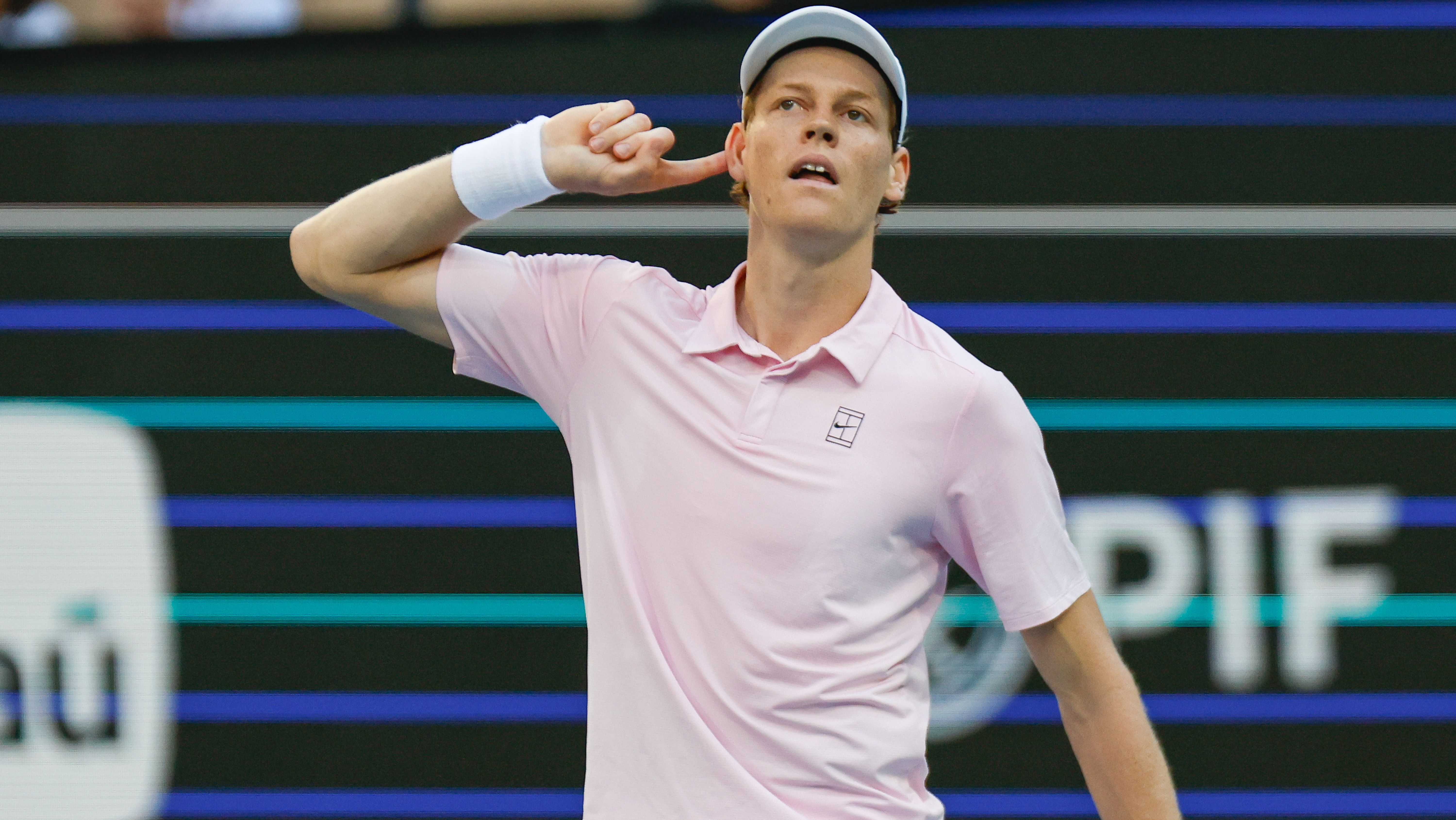 Jannik Sinner na vitória sobre Alex Michelsen nas oitavas de final do Miami Open
