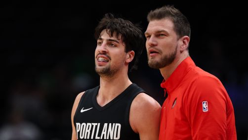 Tiago Splitter e Deni Avdija em conversa durante jogo do Portland Trail Blazers