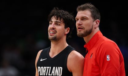Tiago Splitter e Deni Avdija em conversa durante jogo do Portland Trail Blazers