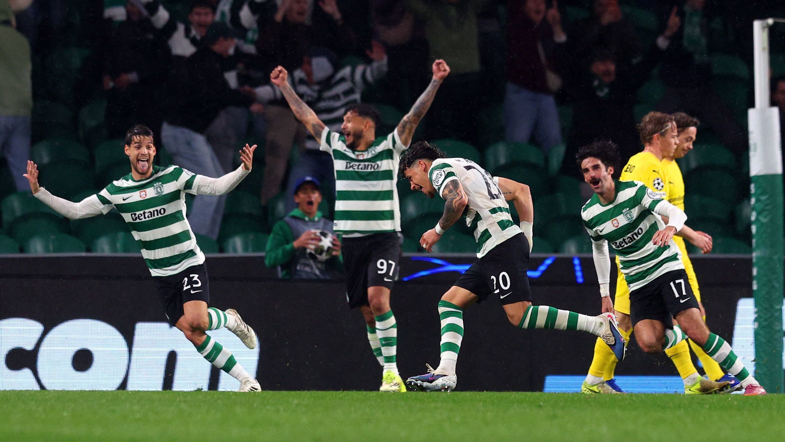 Jogadores do Sporting comemoram o quarto gol sobre o Bodo/Glimt nas oitavas de final da Champions League
