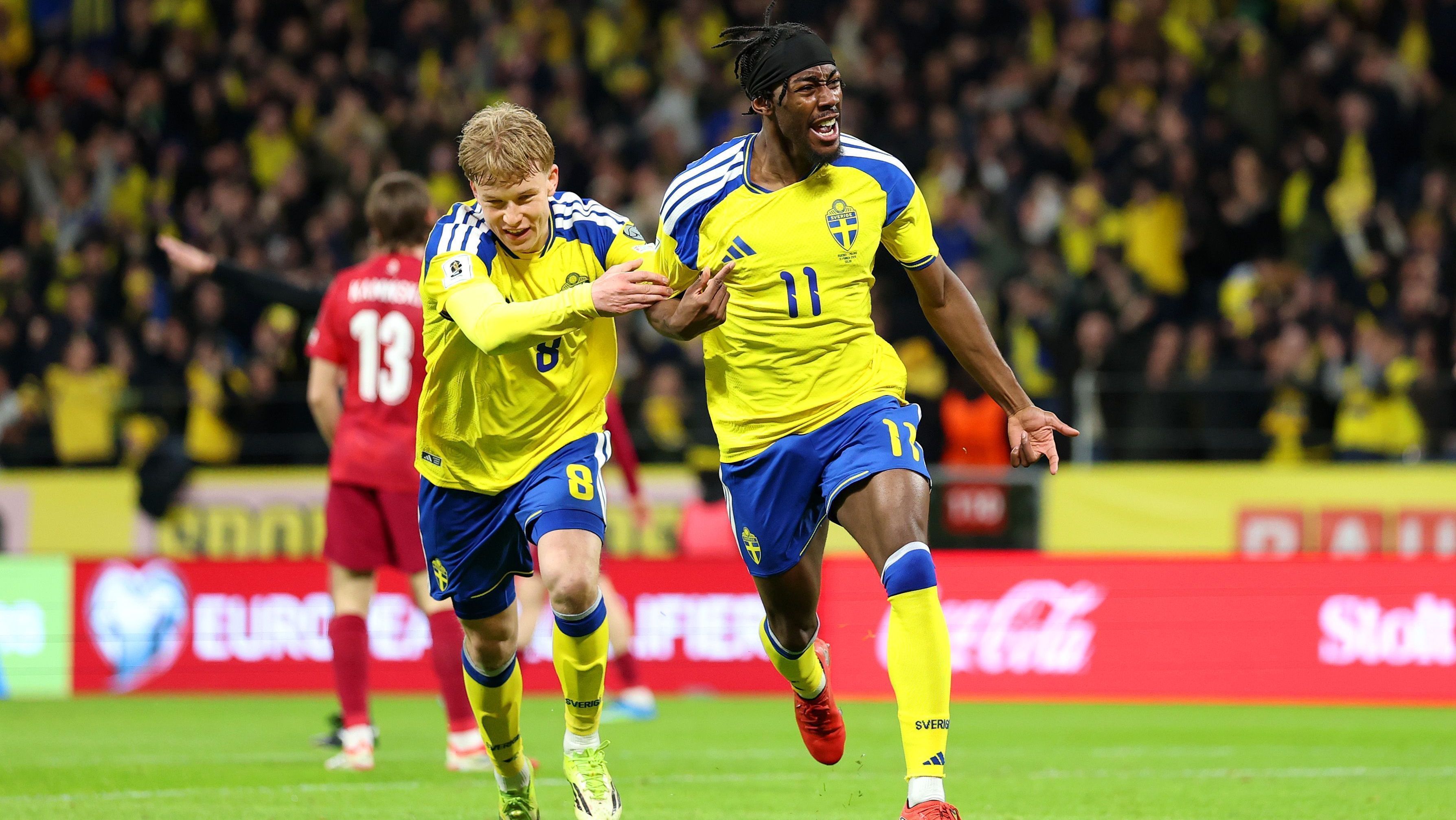 Elanga celebra gol pela Suécia na final da repescagem europeia contra a Polônia.