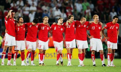 Jogadores da Suíça lamentam eliminação na Copa de 2006 após derrota nos pênaltis para Ucrânia